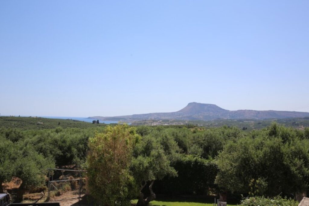 A VILLA WITH A POOL AND VIEWS IN PLAKA