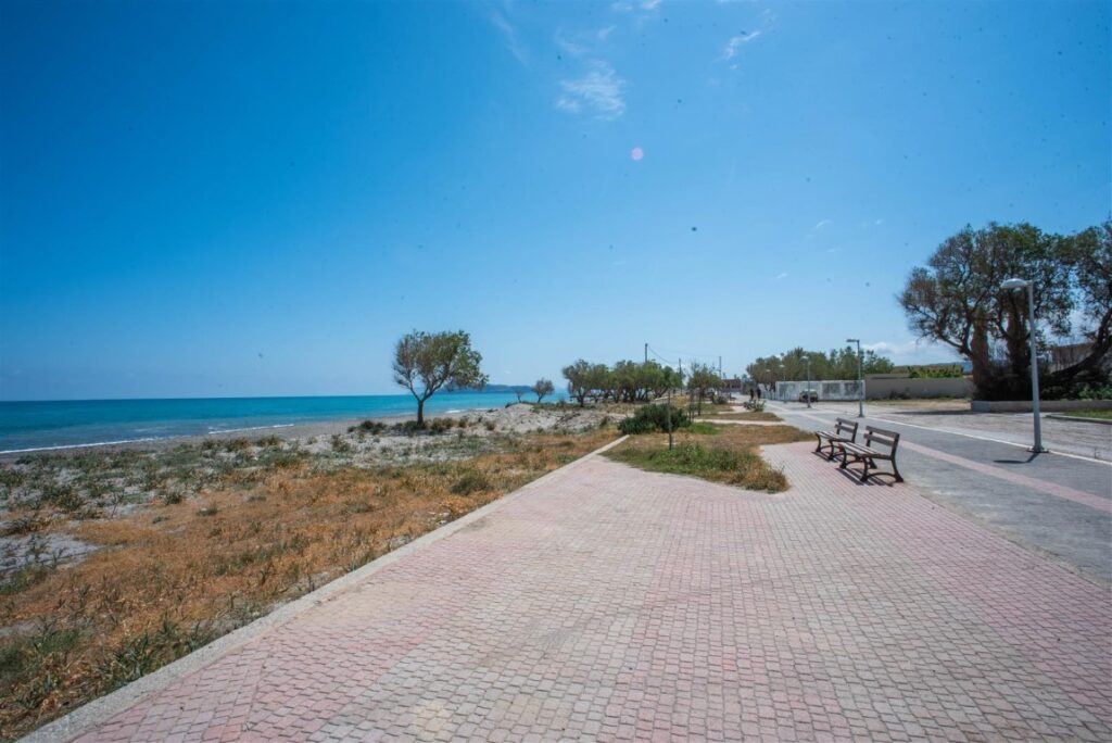 Α TWO-LEVEL CONDO A FEW STEPS FROM THE BEACH OF MALEME