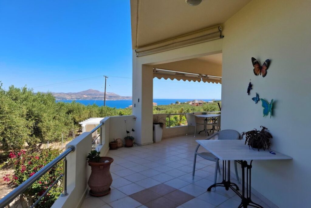 A 3-BEDROOM HOUSE WITH A POOL & PANORAMIC VIEWS IN KALYVES