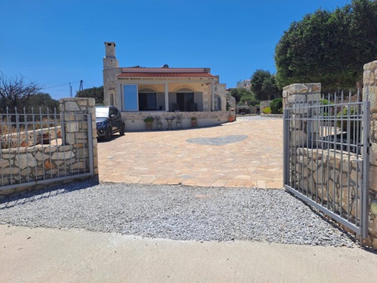 THREE-BEDROOM STONE HOUSE IN DRAPANOS