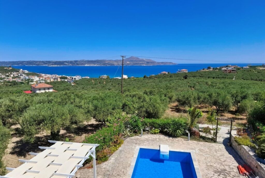 A 3-BEDROOM HOUSE WITH A POOL & PANORAMIC VIEWS IN KALYVES