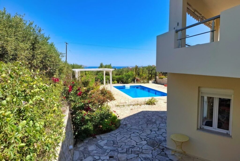 A 3-BEDROOM HOUSE WITH A POOL & PANORAMIC VIEWS IN KALYVES