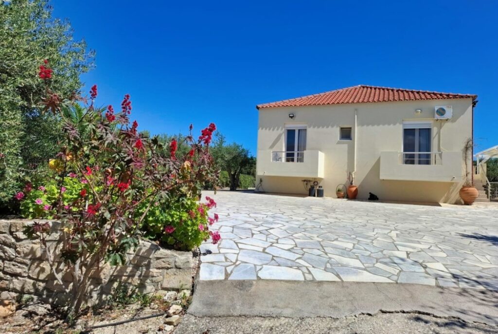 A 3-BEDROOM HOUSE WITH A POOL & PANORAMIC VIEWS IN KALYVES