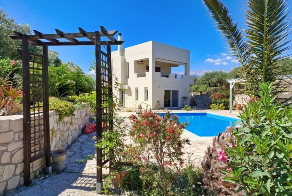 A 3-BEDROOM HOUSE WITH A POOL & PANORAMIC VIEWS IN KALYVES