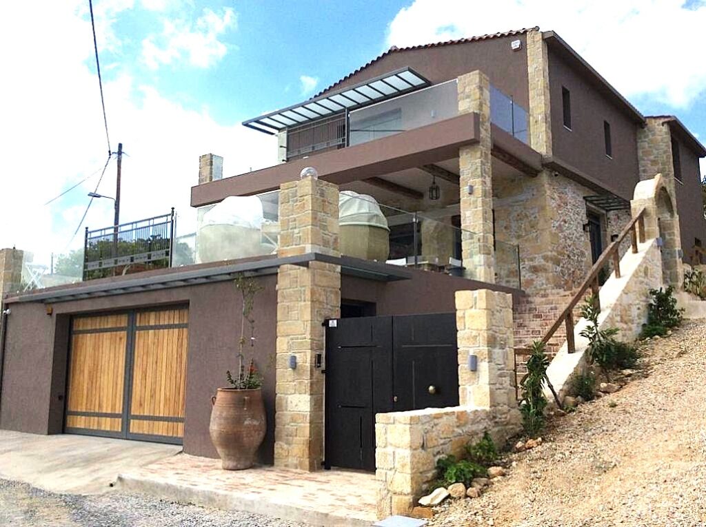 A STUNNING 300 SQM VILLA IN KOLYMVARI