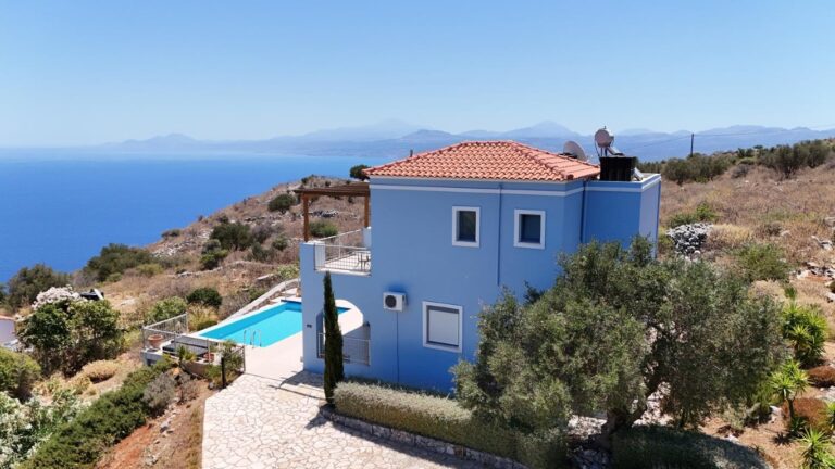 A THREE-BEDROOM HOUSE WITH A POOL AND AMAZING VIEWS IN KEFALAS