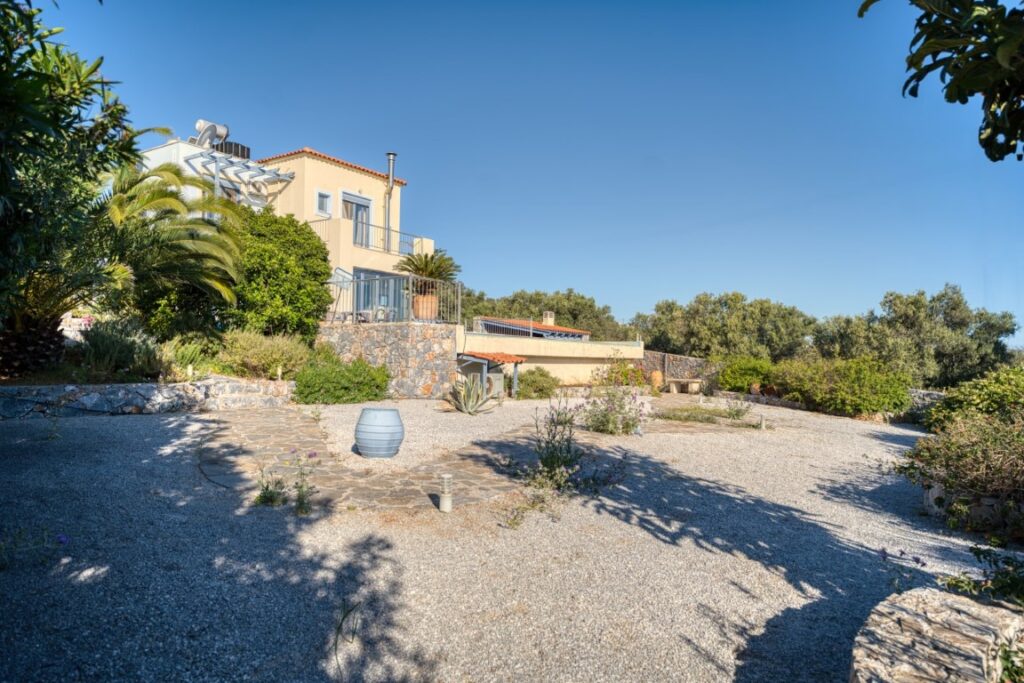 A Charming Villa With Everblue Views In Kefalas