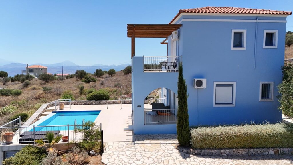 A THREE-BEDROOM HOUSE WITH A POOL AND AMAZING VIEWS IN KEFALAS