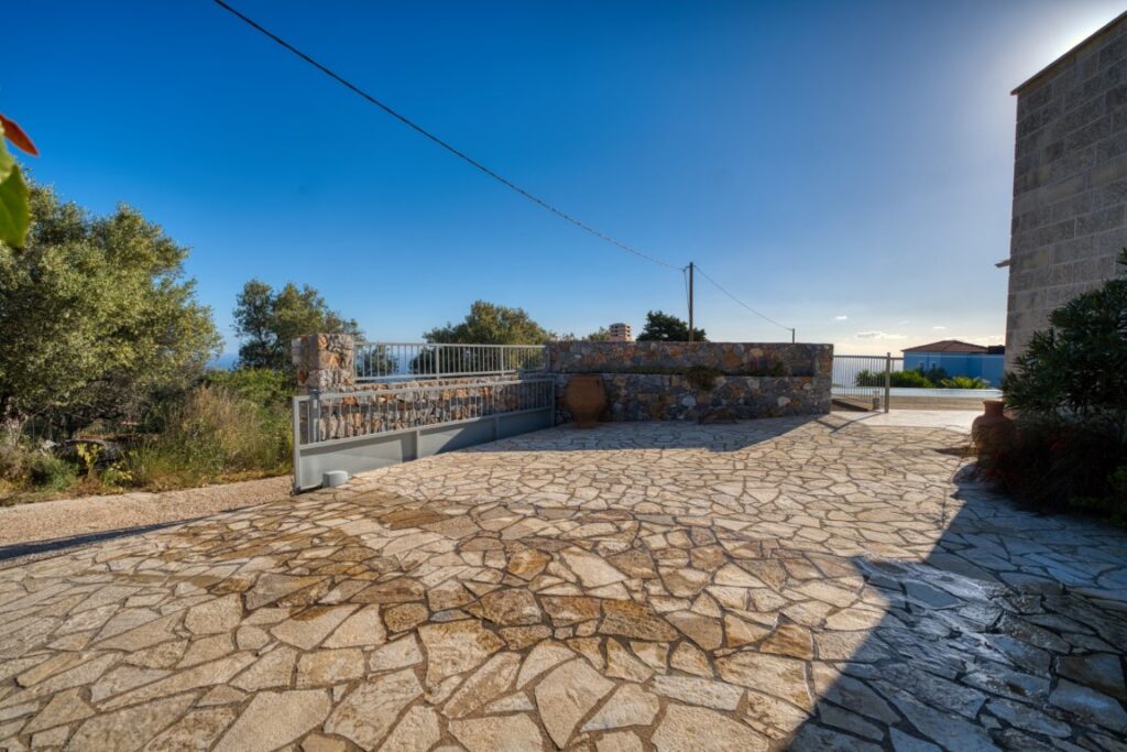 A Charming Villa With Everblue Views In Kefalas