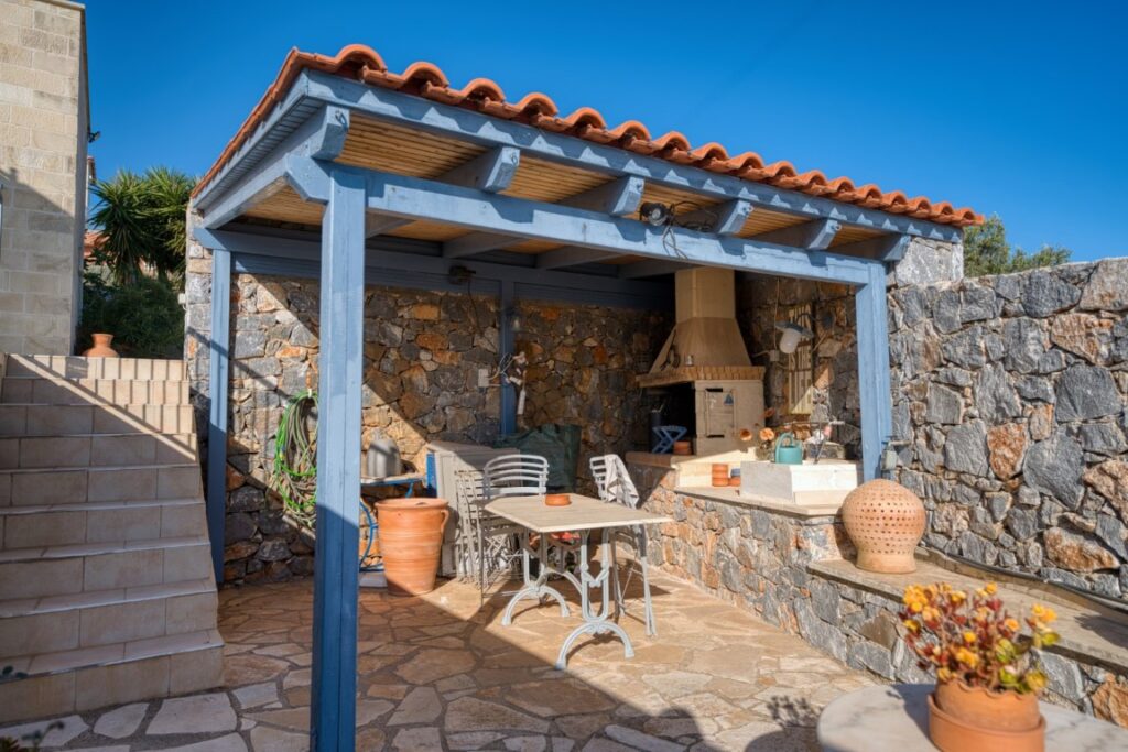 A Charming Villa With Everblue Views In Kefalas