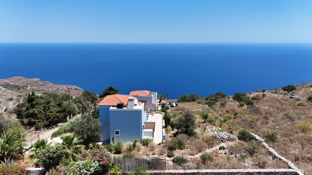 A THREE-BEDROOM HOUSE WITH A POOL AND AMAZING VIEWS IN KEFALAS