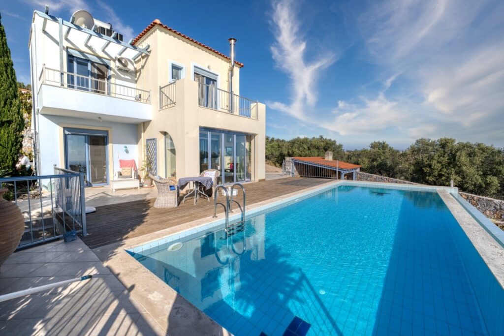 A Charming Villa With Everblue Views In Kefalas