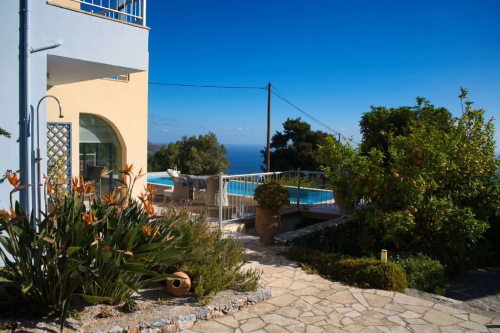 A Charming Villa With Everblue Views In Kefalas