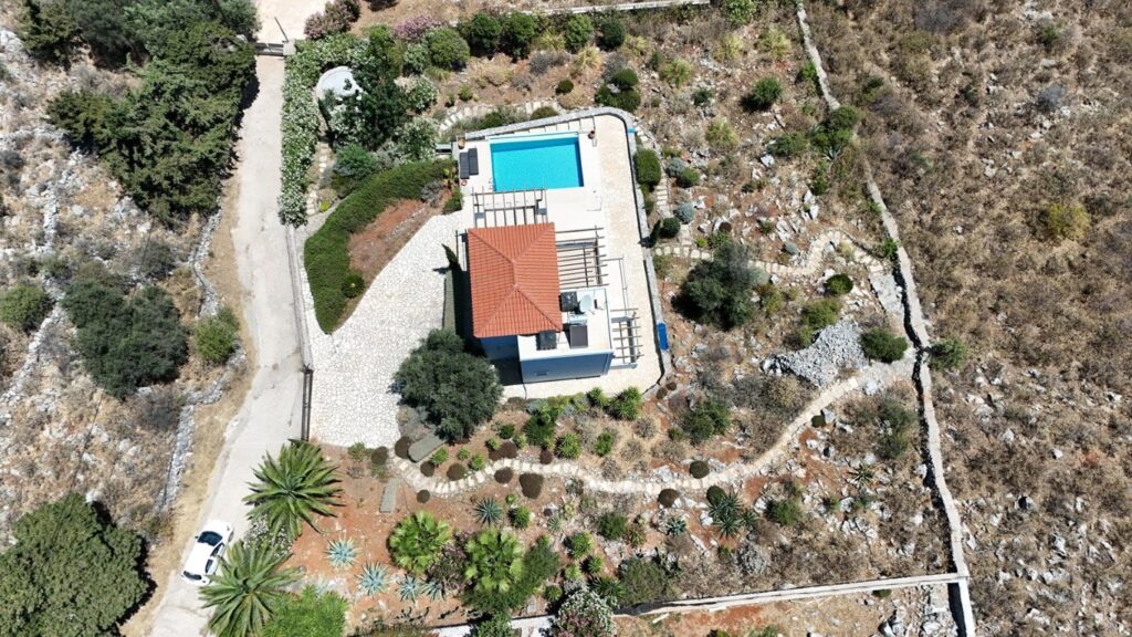 A THREE-BEDROOM HOUSE WITH A POOL AND AMAZING VIEWS IN KEFALAS