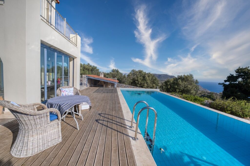 A Charming Villa With Everblue Views In Kefalas