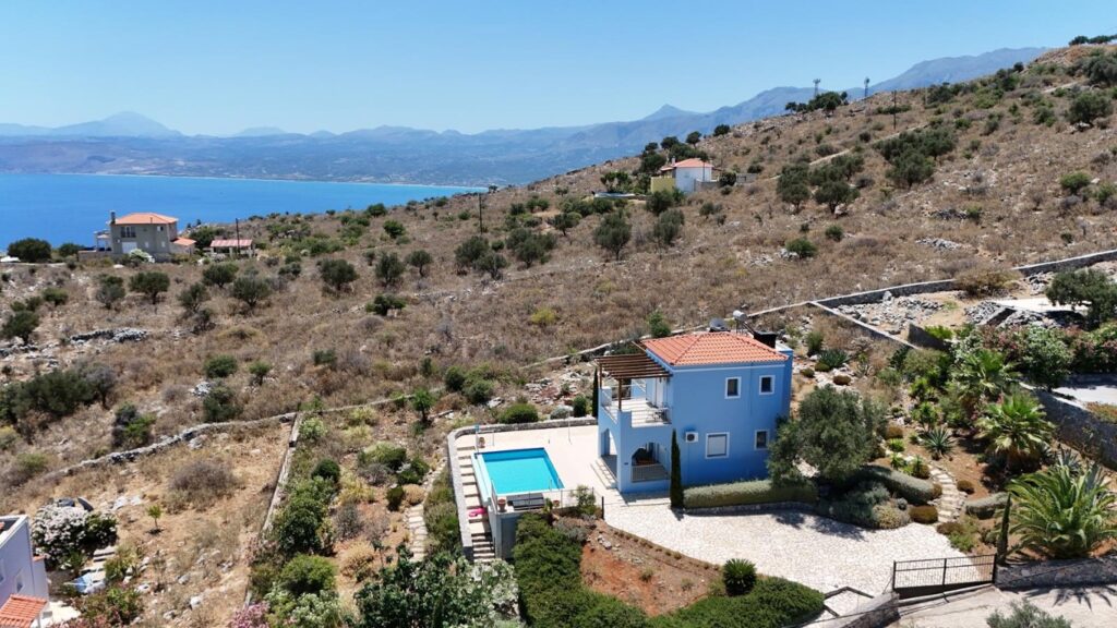 A THREE-BEDROOM HOUSE WITH A POOL AND AMAZING VIEWS IN KEFALAS