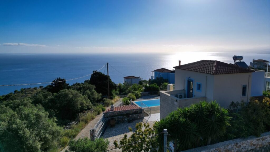 A Charming Villa With Everblue Views In Kefalas