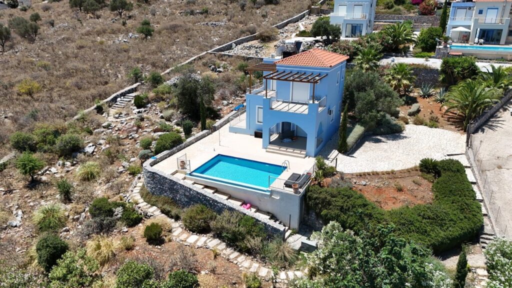 A THREE-BEDROOM HOUSE WITH A POOL AND AMAZING VIEWS IN KEFALAS