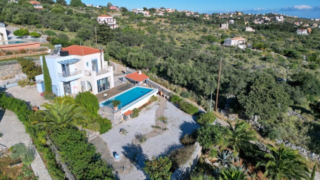 A Charming Villa With Everblue Views In Kefalas