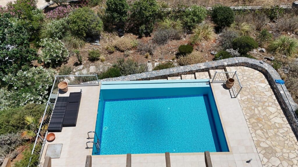 A THREE-BEDROOM HOUSE WITH A POOL AND AMAZING VIEWS IN KEFALAS