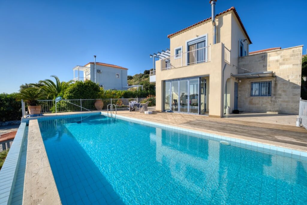 A Charming Villa With Everblue Views In Kefalas