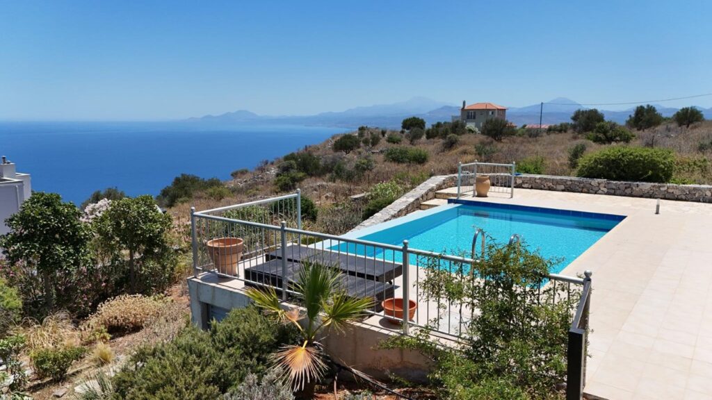 A THREE-BEDROOM HOUSE WITH A POOL AND AMAZING VIEWS IN KEFALAS