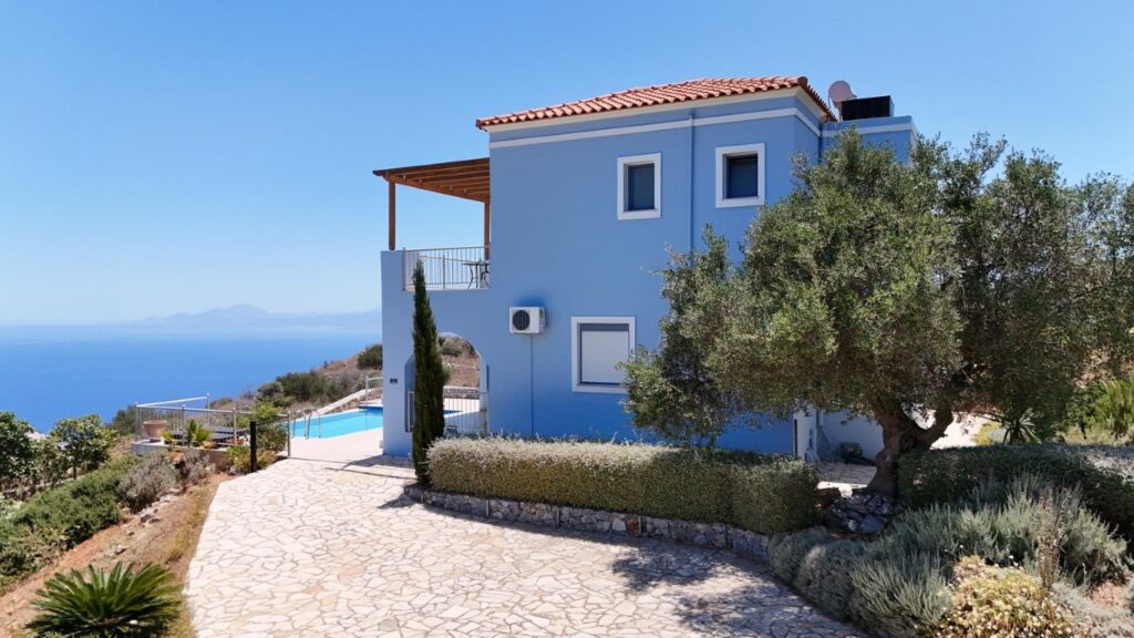 A THREE-BEDROOM HOUSE WITH A POOL AND AMAZING VIEWS IN KEFALAS