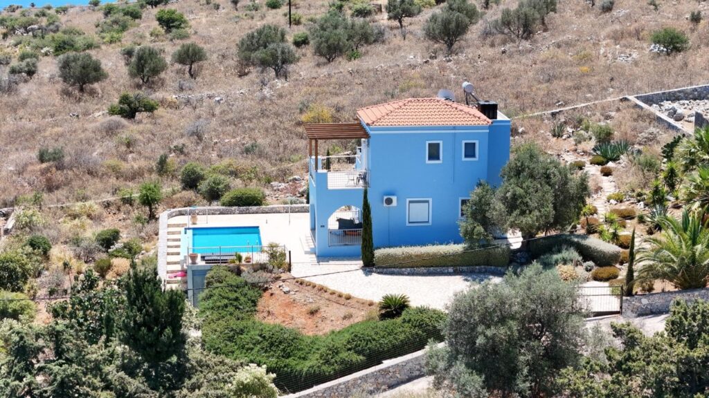 A THREE-BEDROOM HOUSE WITH A POOL AND AMAZING VIEWS IN KEFALAS