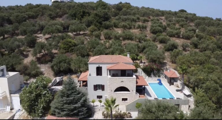 4-BEDROOM STONE VILLA WITH POOL & WALKING DISTANCE TO THE BEACH OF ALMYRIDA