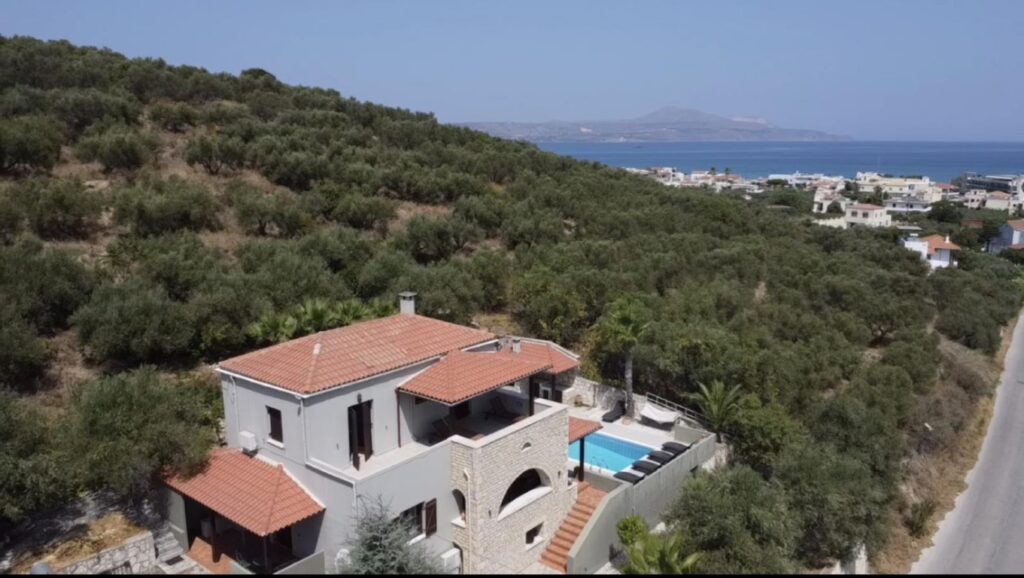 4-BEDROOM STONE VILLA WITH POOL & WALKING DISTANCE TO THE BEACH OF ALMYRIDA