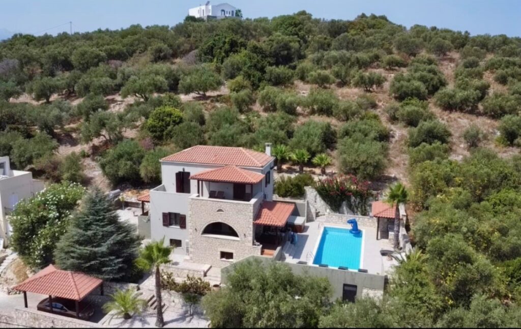 4-BEDROOM STONE VILLA WITH POOL & WALKING DISTANCE TO THE BEACH OF ALMYRIDA