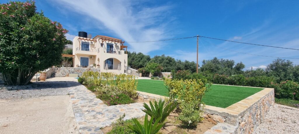 LUXURY 3-BEDROOM VILLA IN KEFALAS WITH PRIVATE POOL AND UNOBSTRUCTED SEA & MOUNTAIN VIEWS