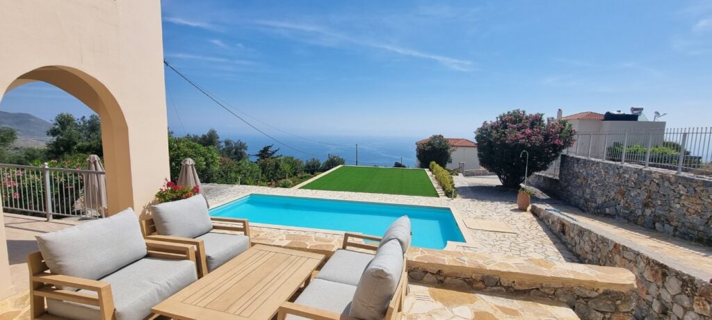 LUXURY 3-BEDROOM VILLA IN KEFALAS WITH PRIVATE POOL AND UNOBSTRUCTED SEA & MOUNTAIN VIEWS