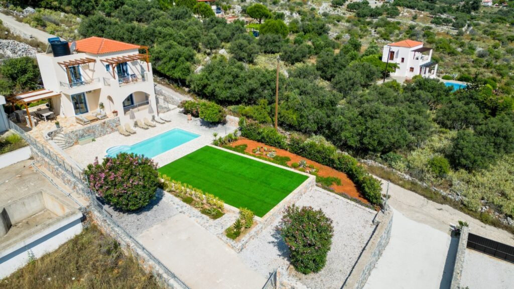 LUXURY 3-BEDROOM VILLA IN KEFALAS WITH PRIVATE POOL AND UNOBSTRUCTED SEA & MOUNTAIN VIEWS