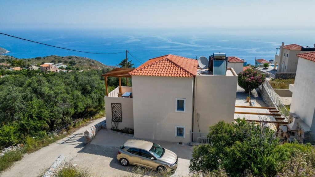 LUXURY 3-BEDROOM VILLA IN KEFALAS WITH PRIVATE POOL AND UNOBSTRUCTED SEA & MOUNTAIN VIEWS