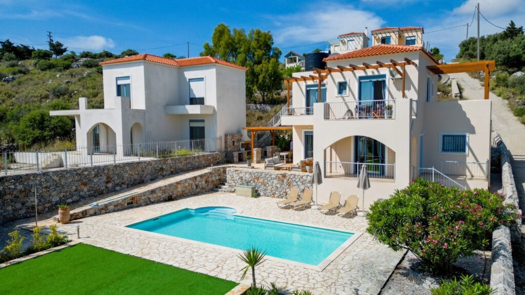 LUXURY 3-BEDROOM VILLA IN KEFALAS WITH PRIVATE POOL AND UNOBSTRUCTED SEA & MOUNTAIN VIEWS