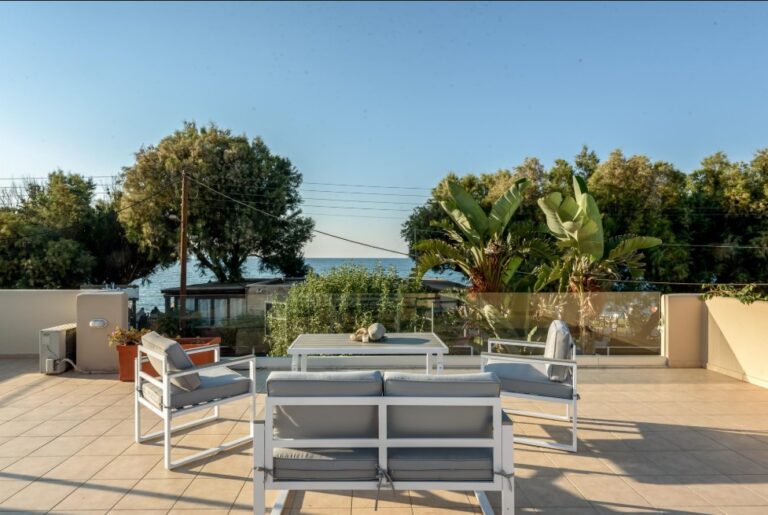 SEAFRONT 3-BEDROOM VILLA WITH PRIVATE POOL AND SEA VIEWS FOR SALE IN NOPIGIA