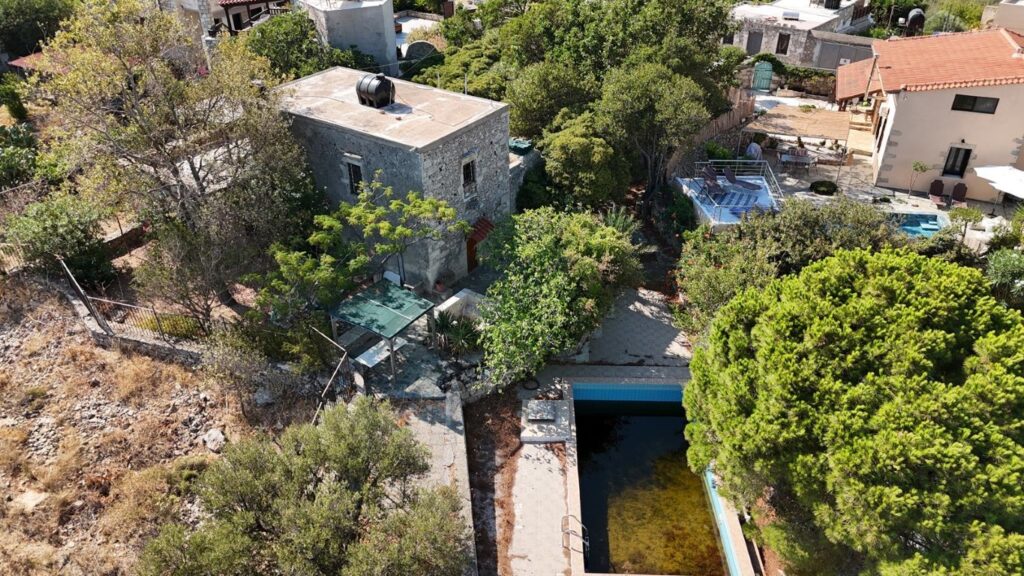 OLD ONE-FAMILY STONE HOUSE IN THE IDYLLIC AREA OF MEGALA CHORAFIA