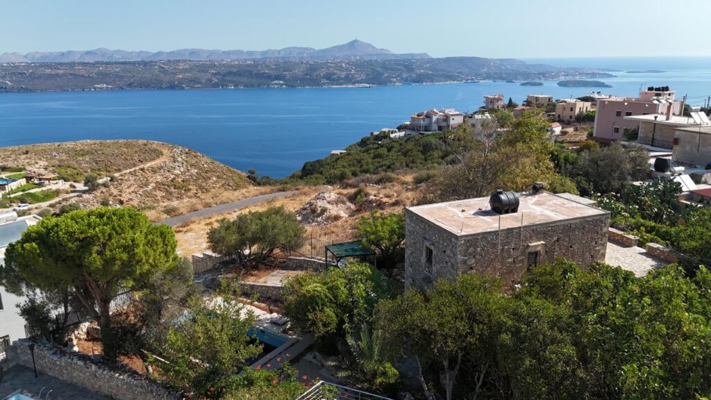 OLD ONE-FAMILY STONE HOUSE IN THE IDYLLIC AREA OF MEGALA CHORAFIA