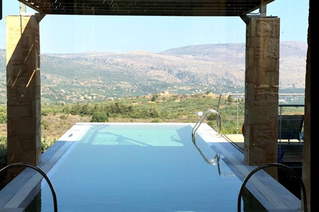 LUXURY VILLA WITH INDOOR-OUTDOOR POOL AND PANORAMIC VIEWS FOR SALE IN APOKORONAS