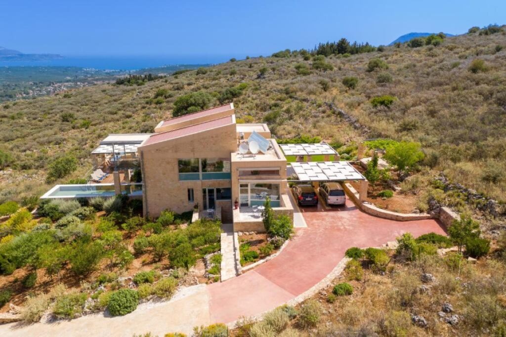 LUXURY VILLA WITH INDOOR-OUTDOOR POOL AND PANORAMIC VIEWS FOR SALE IN APOKORONAS