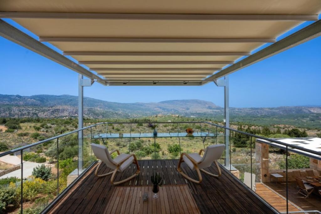 LUXURY VILLA WITH INDOOR-OUTDOOR POOL AND PANORAMIC VIEWS FOR SALE IN APOKORONAS