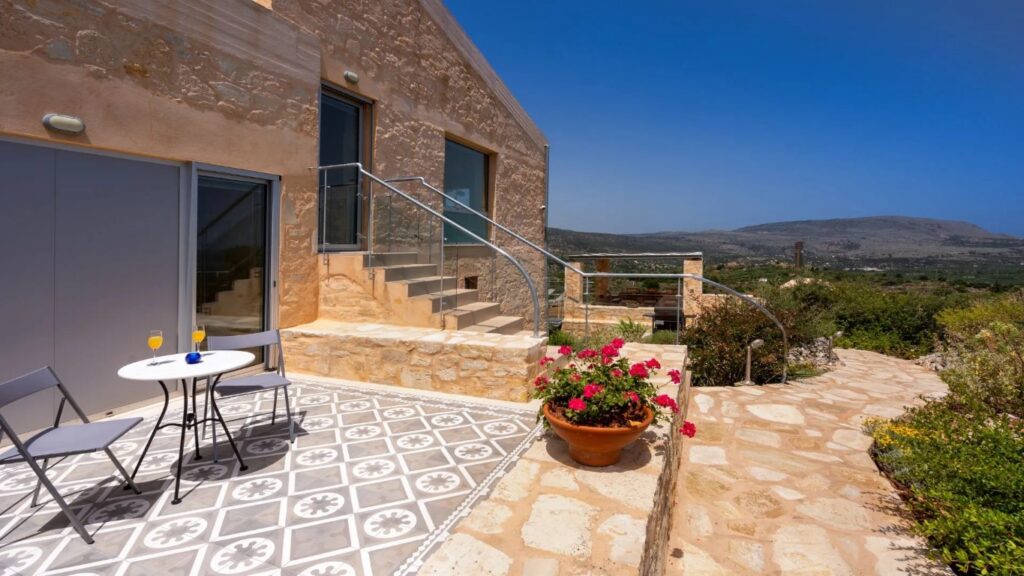 LUXURY VILLA WITH INDOOR-OUTDOOR POOL AND PANORAMIC VIEWS FOR SALE IN APOKORONAS