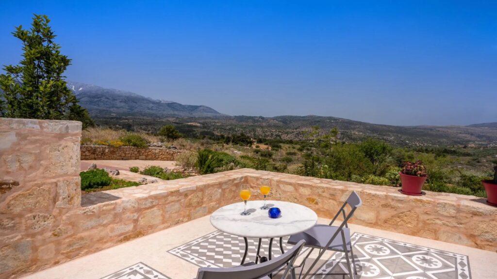 LUXURY VILLA WITH INDOOR-OUTDOOR POOL AND PANORAMIC VIEWS FOR SALE IN APOKORONAS