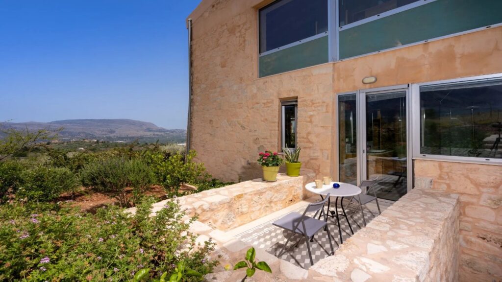 LUXURY VILLA WITH INDOOR-OUTDOOR POOL AND PANORAMIC VIEWS FOR SALE IN APOKORONAS