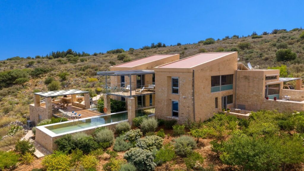 LUXURY VILLA WITH INDOOR-OUTDOOR POOL AND PANORAMIC VIEWS FOR SALE IN APOKORONAS