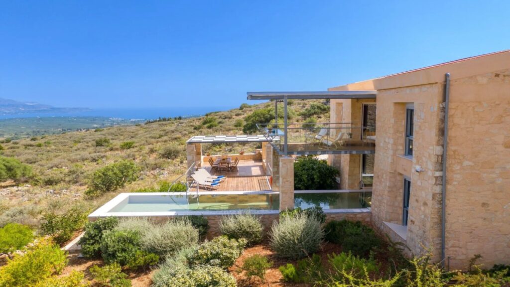 LUXURY VILLA WITH INDOOR-OUTDOOR POOL AND PANORAMIC VIEWS FOR SALE IN APOKORONAS