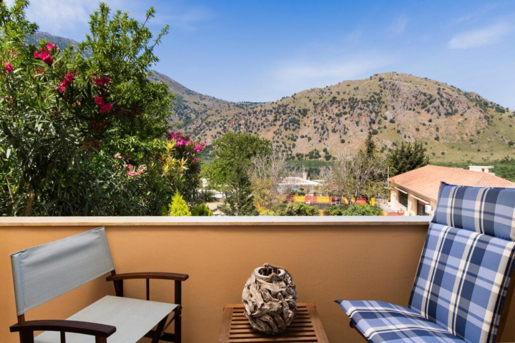 FOR SALE A CHARMING HOUSE WITH EXTRAORDINARY VIEWS OF KOURNAS LAKE